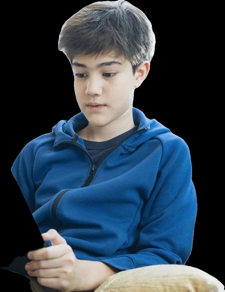Tabletinde çalışan 7. sınıf öğrencisi